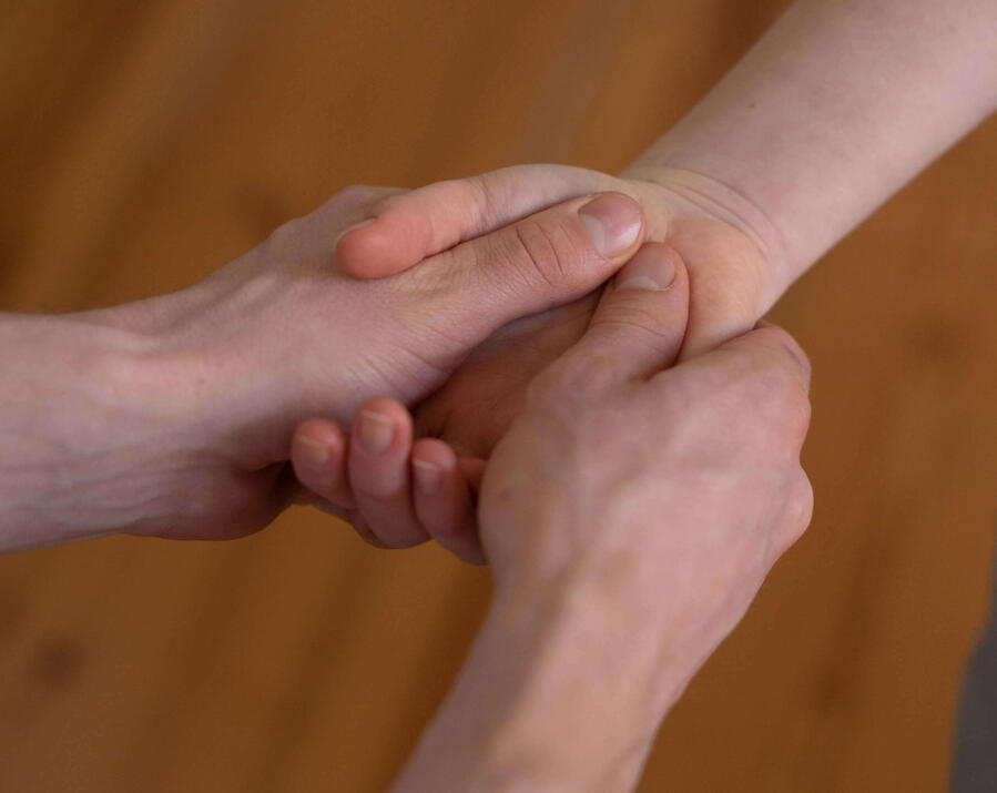 Die einfühlsame Behandlung der Hand, der Finger, des Handgelenks und des Unterarms.
